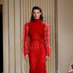 Vestido largo con encaje de Giambattista Valli otoño/invierno 2017/2018 en la Paris Fashion Week