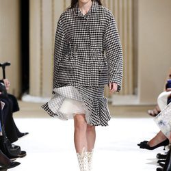 Total look de pata de gallo de Giambattista Valli otoño/invierno 2017/2018 en la Paris Fashion Week