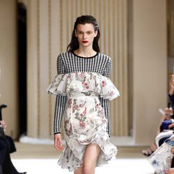 Vestido mini de Giambattista Valli otoño/invierno 2017/2018 en la Paris Fashion Week