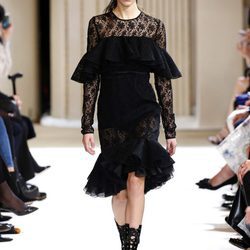Vestido midi negro de Giambattista Valli otoño/invierno 2017/2018 en la Paris Fashion Week
