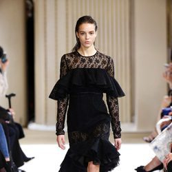 Vestido midi negro de Giambattista Valli otoño/invierno 2017/2018 en la Paris Fashion Week