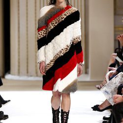 Abrigo de tejido de pelo de Giambattista Valli otoño/invierno 2017/2018 en la Paris Fashion Week