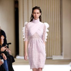 Vestido rosa cuarzo de Giambattista Valli otoño/invierno 2017/2018 en la Paris Fashion Week