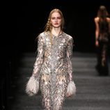 Vestido con detalles plateados de Alexander McQueen otoño/invierno 2017/2018 en la Paris Fashion Week
