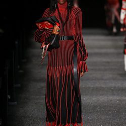 Vestido negro con rayas rojas de Alexander McQueen otoño/invierno 2017/2018 en la Paris Fashion Week