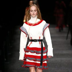 Vestido estructurado de Alexander McQueen otoño/invierno 2017/2018 en la Paris Fashion Week