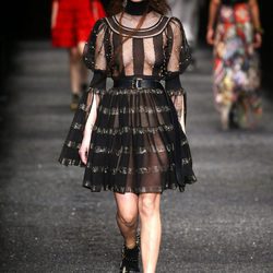 Vestido negro con transparencias de Alexander McQueen otoño/invierno 2017/2018 en la Paris Fashion Week