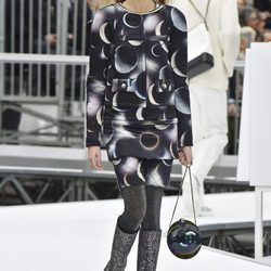 Vestido con estampado de planetas de Chanel otoño/invierno 2017/2018 en la Paris Fashion Week