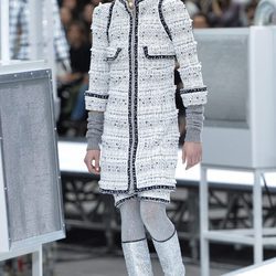 Abrigo gris perla de Chanel otoño/invierno 2017/2018 en la Paris Fashion Week