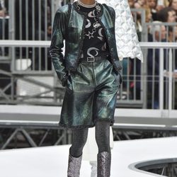 Chaqueta verde metalizada de Chanel otoño/invierno 2017/2018 en la Paris Fashion Week
