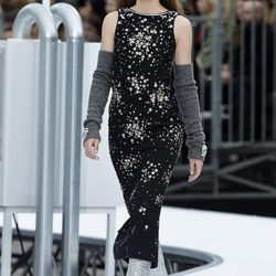 Vestido negro estampado de Chanel otoño/invierno 2017/2018 en la Paris Fashion Week