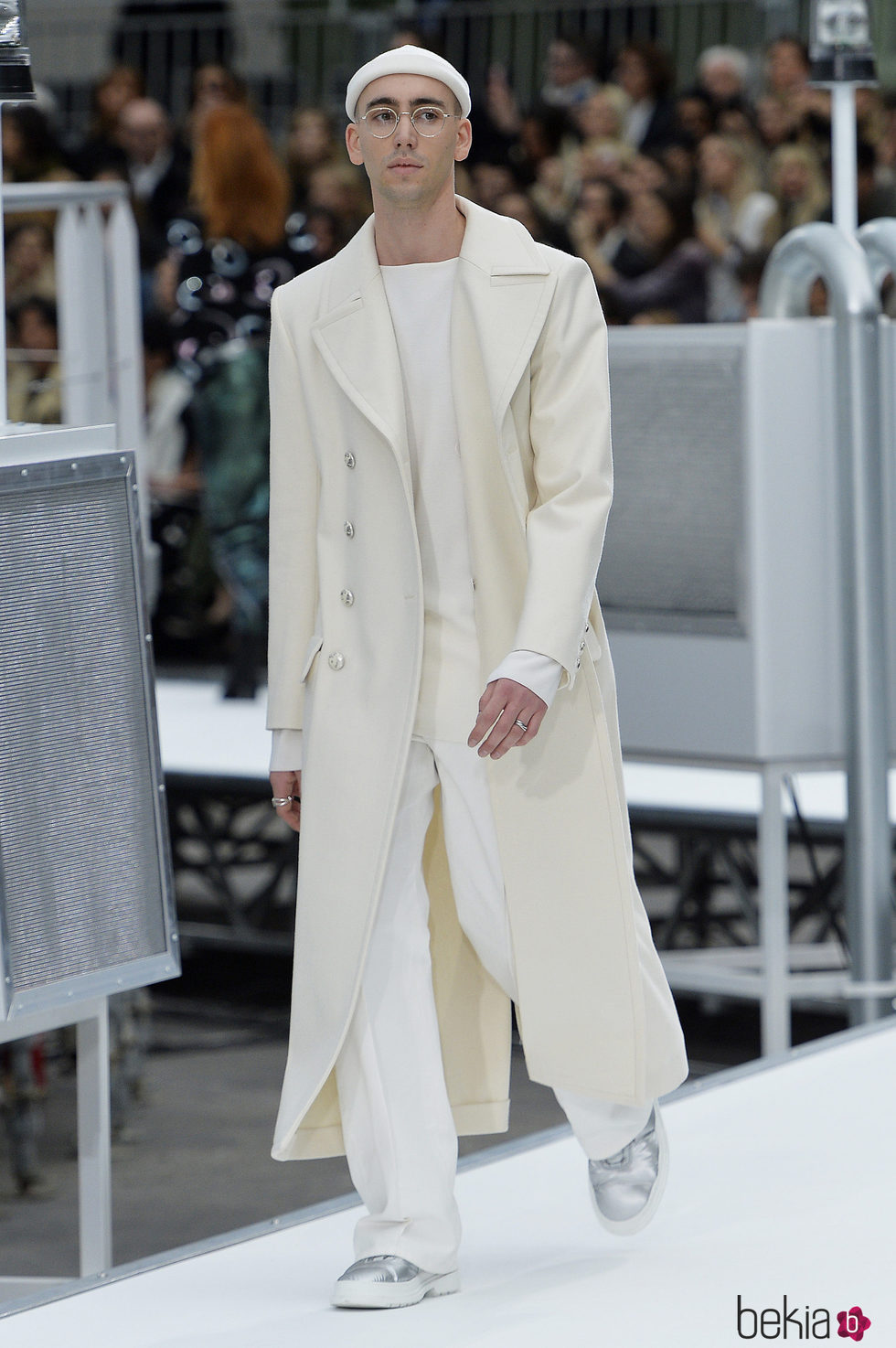 Abrigo de paño blanco de Chanel otoño/invierno 2017/2018 en la Paris Fashion Week