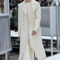 Abrigo de paño blanco de Chanel otoño/invierno 2017/2018 en la Paris Fashion Week