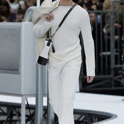 Total look white de Chanel otoño/invierno 2017/2018 en la Paris Fashion Week