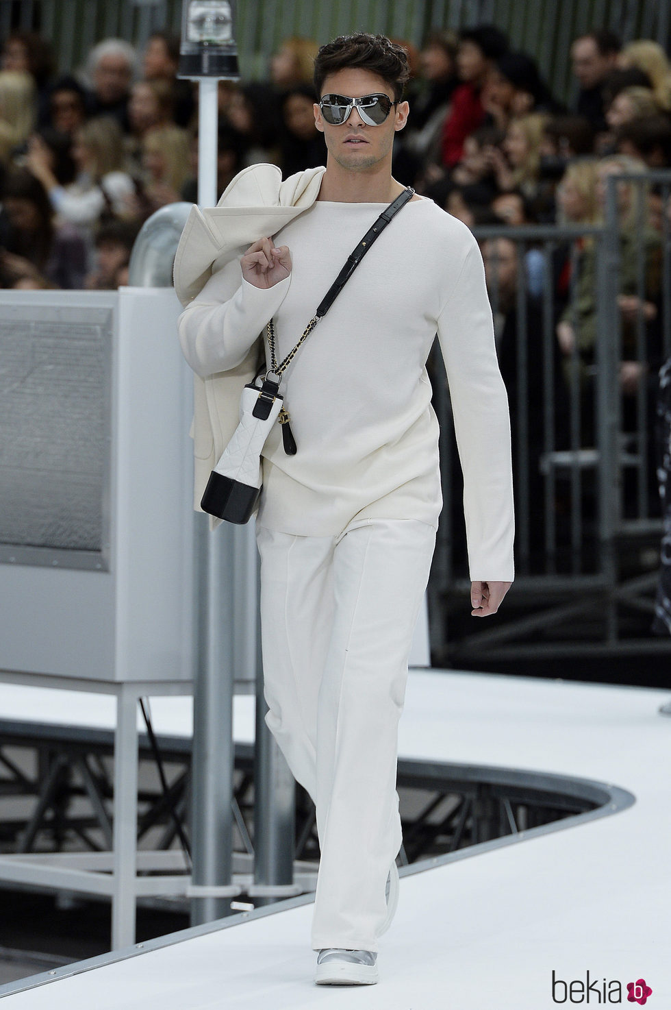 Total look white de Chanel otoño/invierno 2017/2018 en la Paris Fashion Week