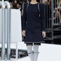 Bella Hadid desfilando para Chanel otoño/invierno 2017/2018 en la Paris Fashion Week