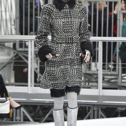 Kendall Jenner desfilando para Chanel otoño/invierno 2017/2018 en la Paris Fashion Week