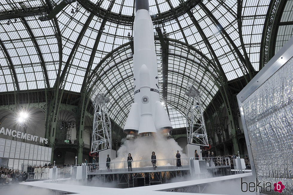 Cohete en la pasarela de Chanel otoño/invierno 2017/2018 en la Paris Fashion Week