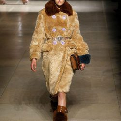 Abrigo color camel de Miu Miu otoño/invierno 2017/2018 en la Paris Fashion Week
