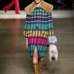 Abrigo multicolor de Miu Miu otoño/invierno 2017/2018 en la Paris Fashion Week