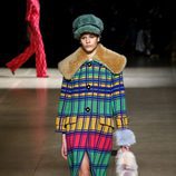 Abrigo multicolor de Miu Miu otoño/invierno 2017/2018 en la Paris Fashion Week