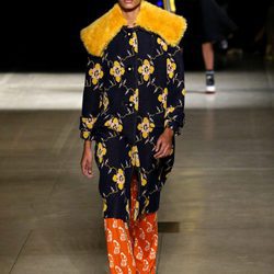 Abrigo negro y amarillo de Miu Miu otoño/invierno 2017/2018 en la Paris Fashion Week