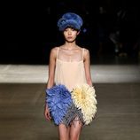 Falda de plumas de Miu Miu otoño/invierno 2017/2018 en la Paris Fashion Week