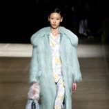 Abrigo aguamarina de Miu Miu otoño/invierno 2017/2018 en la Paris Fashion Week