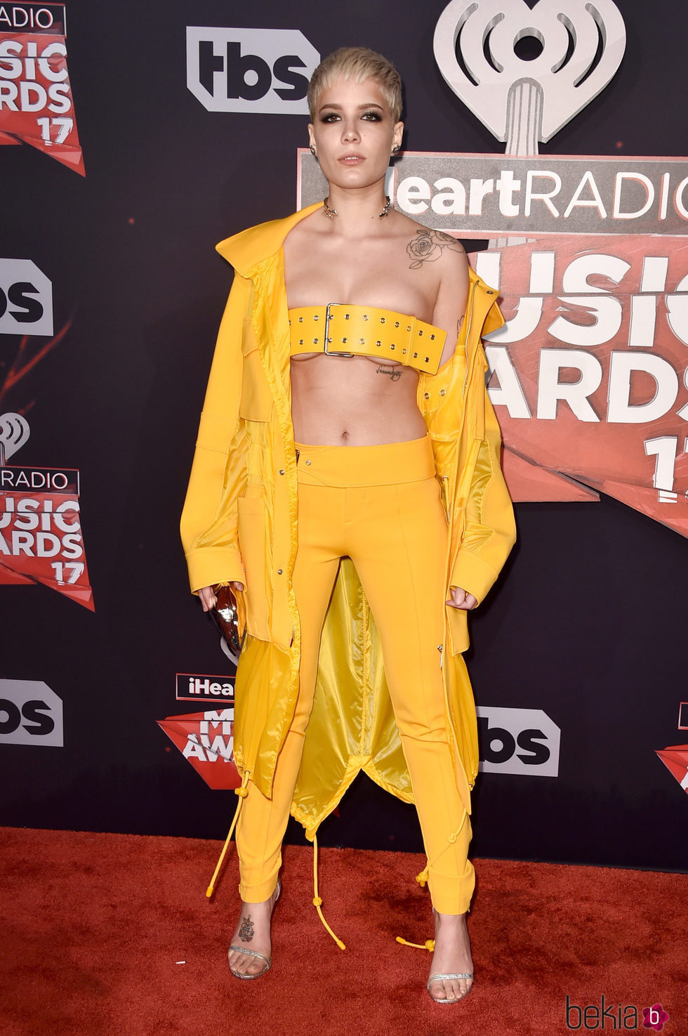 Halsey con un total look amarillo en los iHeartRadio Music Awards 2017