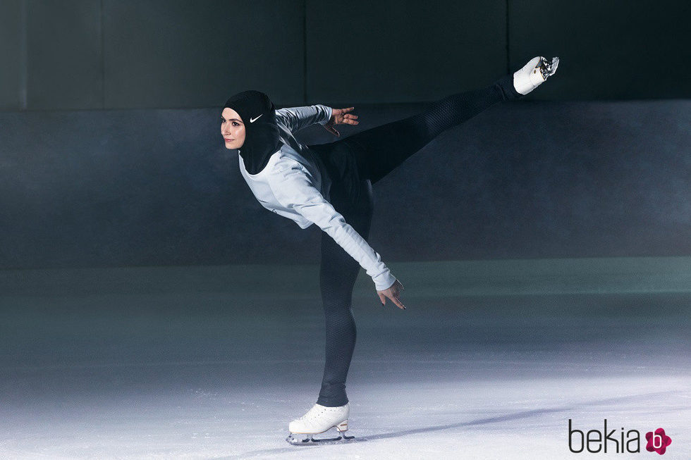 La patinadora Zahra Lari con el velo 'Pro Hijab' de Nike