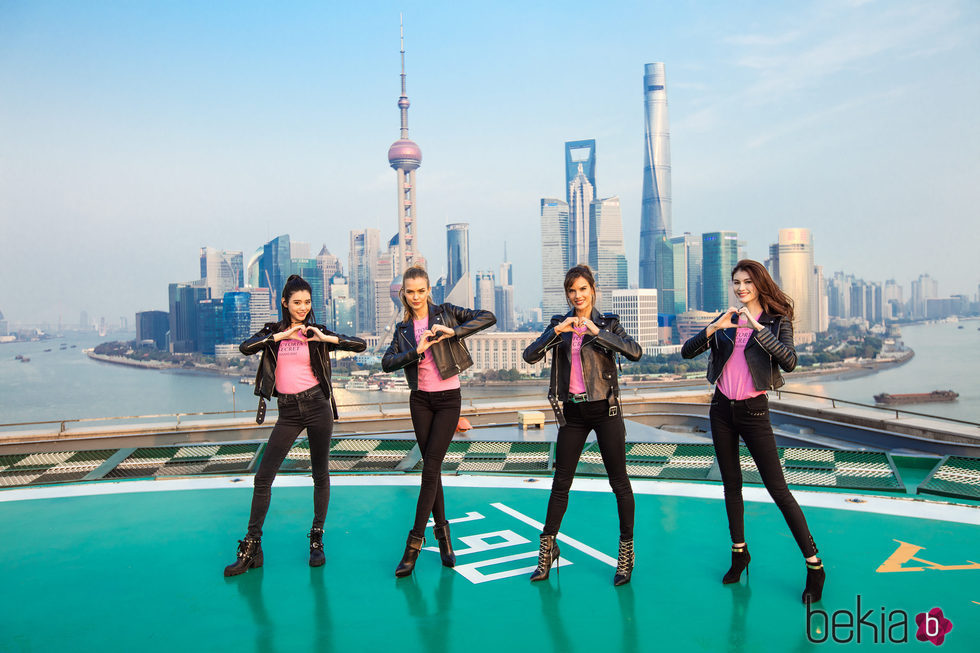 Alessandra Ambrosio, Josephine Skriver, Sui He y Ming Xi en China para promocionar el nuevo Fashion Show de Victoria's Secret