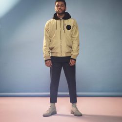 The Weeknd con una bomber dorada de H&M primavera/verano 2017