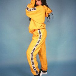 Kylie Jenner con un chándal amarillo de su propia colección de ropa