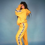Kylie Jenner con un chándal amarillo de su propia colección de ropa