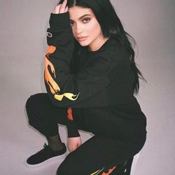 Kylie Jenner con un chándal de su propia firma de ropa