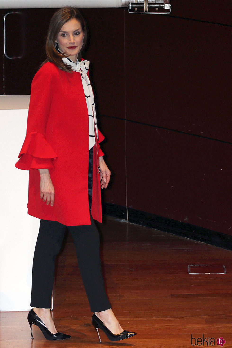 La Reina Letizia estrenando abrigo en el Museo Reina Sofía