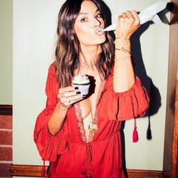 Alessandra Ambrosio posando con un jumpsuit de su propia colección con Revolve