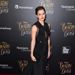 Emma Watson con un vestido negro en el estreno de 'La Bella y la Bestia' en Nueva York