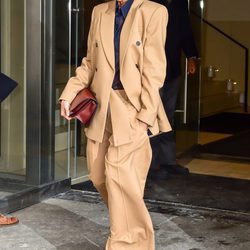 Victoria Beckham con un traje de chaqueta camel en Nueva York