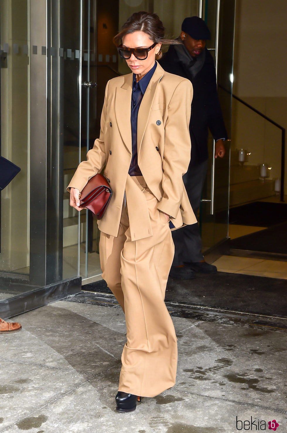 Victoria Beckham con un traje de chaqueta camel en Nueva York