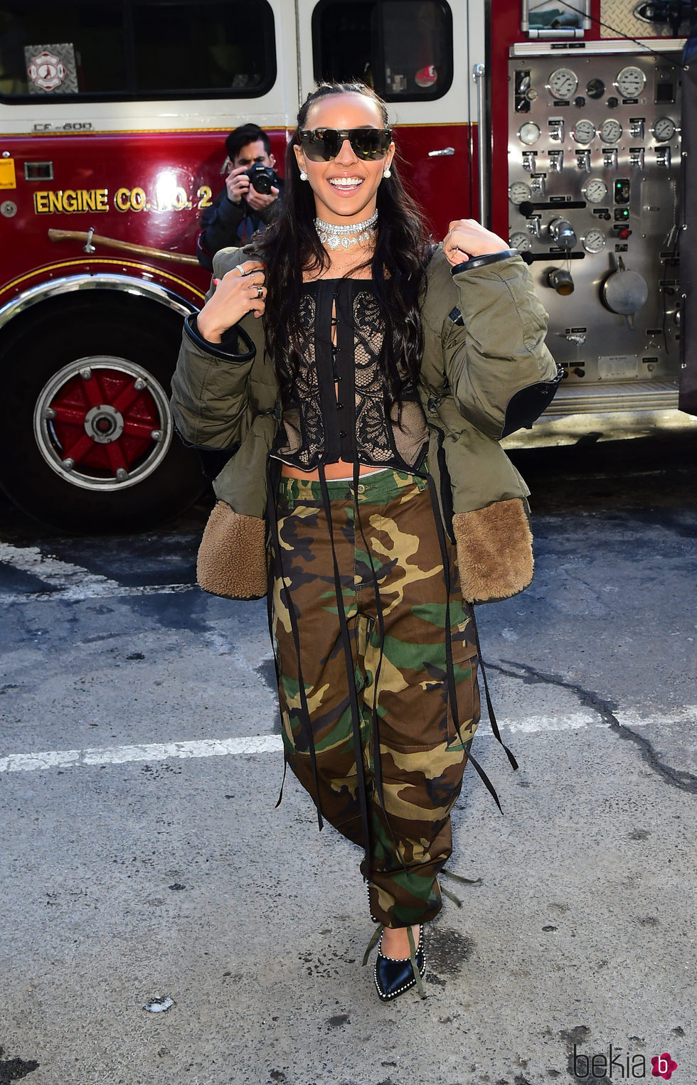 Tinashe con un look de camuflaje en las calles de Nueva York