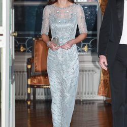 Kate Middleton con un vestido brilly en la embajada británica en París