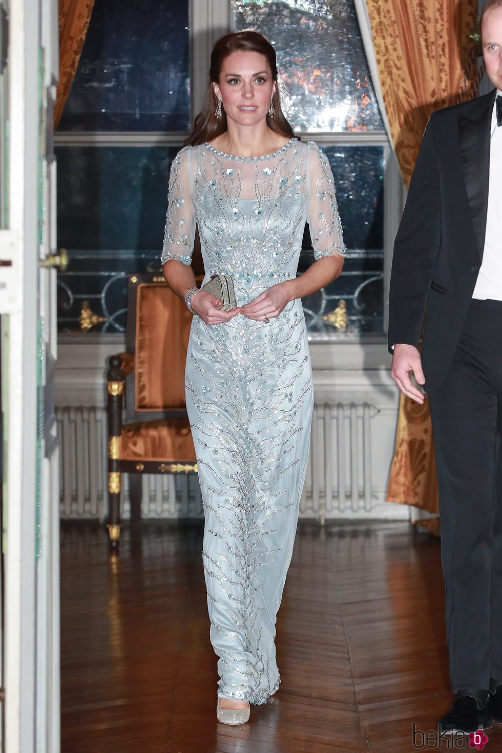 Kate Middleton con un vestido brilly en la embajada británica en París
