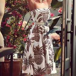 Eva Mendes con un vestido estampado de su propia colección primavera/verano 2017 con NY&C