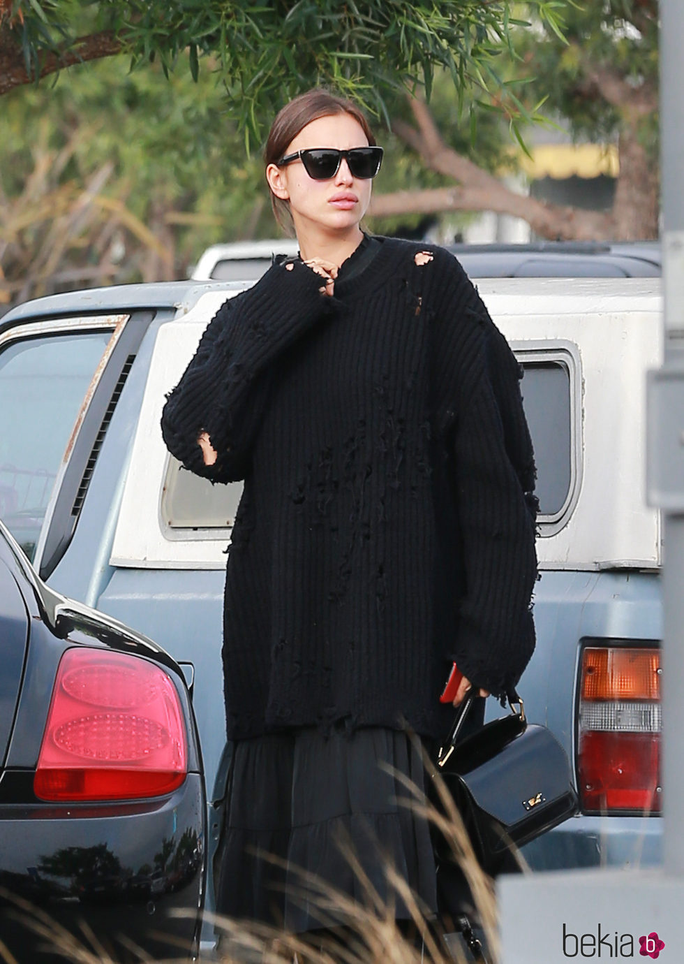 Irina Shayk con un jersey negro en Los Ángeles