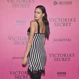 Irina Shayk con un vestido de rayas tras el Victoria's Secret Fashion Show 2016