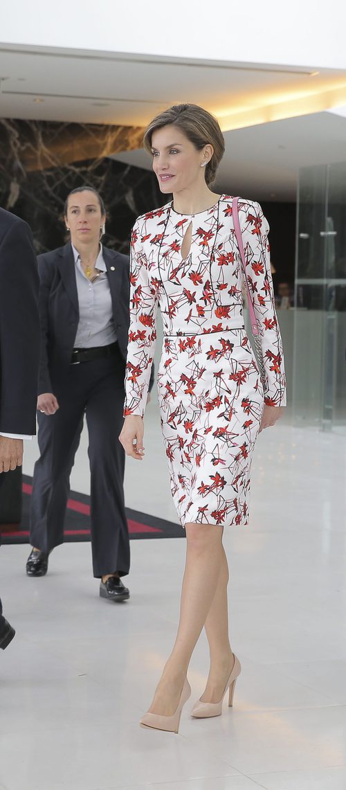 La Reina Letizia con un vestido floral en Portugal