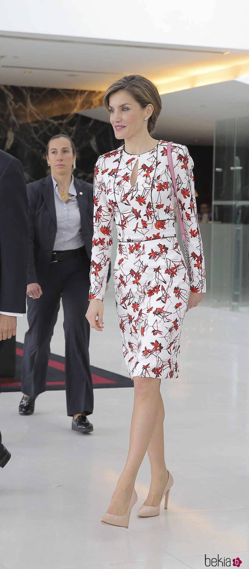 La Reina Letizia con un vestido floral en Portugal
