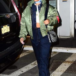 Rihanna con una superposición de capas en Nueva York