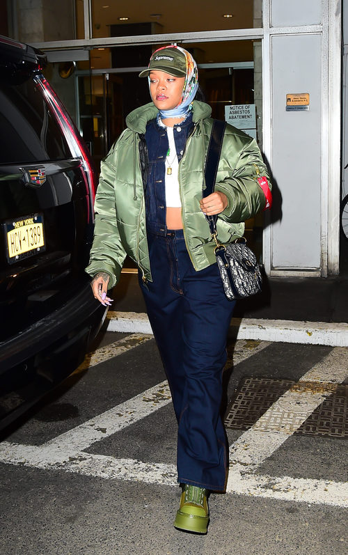 Rihanna con una superposición de capas en Nueva York
